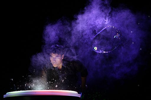 31.07.2011 В Пекине на шоу Газиллион канадец Ян Фан установил мировой рекорд, упаковав внутрь мыльного пузыря 118 человек. Длина самого большого мыльного пузыря составляет 47 метров, а высота — 4 метра
