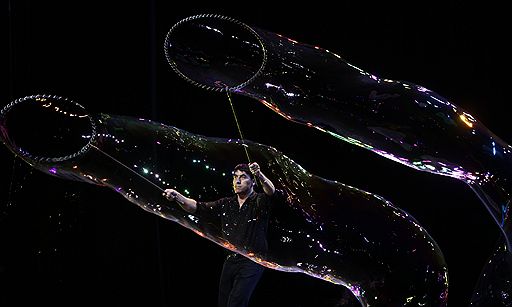 31.07.2011 В Пекине на шоу Газиллион канадец Ян Фан установил мировой рекорд, упаковав внутрь мыльного пузыря 118 человек. Длина самого большого мыльного пузыря составляет 47 метров, а высота — 4 метра

