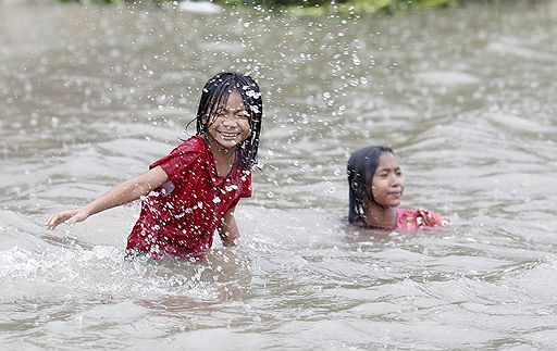 10.08.2011 В Мьянме проливные дожди вызвали наводнение. В результате затопления городов 4 тыс. человек были вынуждены покинуть свои дома