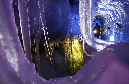 10.08.2011 В горах Австрии открыт доступ для туристов в естественную ледяную пещеру, образовавшуюся внутри ледника Хинтертукс