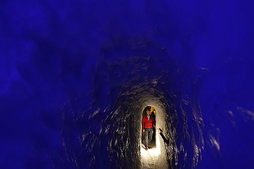 10.08.2011 В горах Австрии открыт доступ для туристов в естественную ледяную пещеру, образовавшуюся внутри ледника Хинтертукс