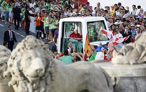 21.08.2011 В Испании Бенедикт XVI провел воскресную службу. Всемирный день молодежи завершился мессой на аэродроме Cuatro Vientos близ Мадрида. Как ожидалось, ее посетило 1,5 млн человек