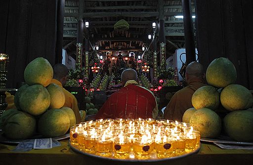 Фестиваль полнолуния, один из самых популярных во Вьетнаме, отмечается ежегодно в 15-й день восьмого месяца по лунному календарю. На улицы выносят игрушки из рисового теста, сладкие угощения, бумажные фонарики и маски для шествий и игр.