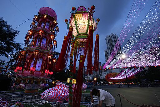 Фестиваль полнолуния, один из самых популярных во Вьетнаме, отмечается ежегодно в 15-й день восьмого месяца по лунному календарю. На улицы выносят игрушки из рисового теста, сладкие угощения, бумажные фонарики и маски для шествий и игр.