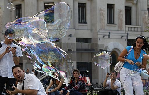15.09.2011 На площади Будапешта французский артист Адам Чейс проводит шоу мыльных пузырей. Художник ежегодно развлекает публику венгерского города гигантскими пузырями разных форм и цветов. Это зрелище привлекает множество туристов.

