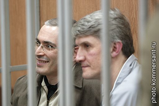 В апреле же начались уголовные процессы над Платоном Лебедевым и Михаилом Ходорковским по обвинениям в мошенничестве и уклонении от уплаты налогов