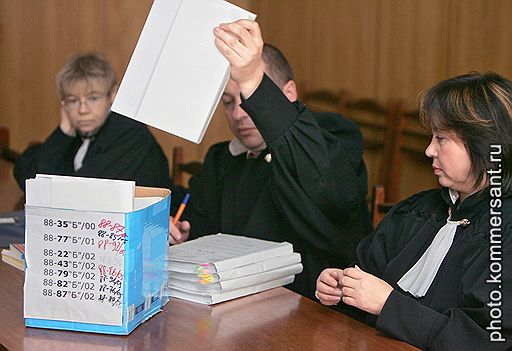 Арбитражный суд Москвы ввел в компании процедуру наблюдения. Сумма налоговых претензий, включенных в реестр требований кредиторов компании, составила около 430 млрд руб. 