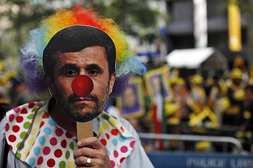 22.09.2011. Возле здания ООН в Нью-Йорке 22 сентября прошла необычная акция протеста против политического режима в Иране. Уличные артисты привлекали внимание к проблемам страны, пародируя ее президента Махмуда Ахмадинежада.