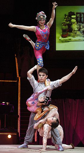 29.09.2011 В цирке Будапешта проходит генеральная репетиция шоу китайских цирковых артистов. Большая часть номеров китайского цирка состоит из акробатических трюков, которые поражают своей сложностью
