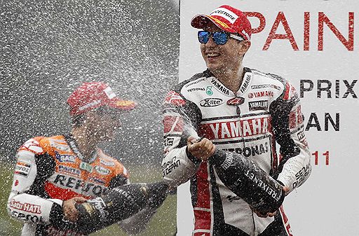 02.10.2011 В японском Мотеги 2 октября завершилась 15-я мотогонка в классе MotoGP, главным неудачником которой стал итальянец Валентино Росси. Многократный чемпион мира вылетел с трассы на первом же круге. Первое место занял испанский пилот Honda Дани Педроса.