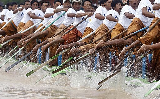 04.10.2011 В конце сентября — начале октября в Мьянме на озере Инле проходит красочный осенний фестиваль Phaung Daw Oo Pagoda. Из пагоды, стоящей на берегу озера, по окрестным деревням провозят статуи Будды