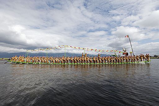 04.10.2011 В конце сентября — начале октября в Мьянме на озере Инле проходит красочный осенний фестиваль Phaung Daw Oo Pagoda. Из пагоды, стоящей на берегу озера, по окрестным деревням провозят статуи Будды