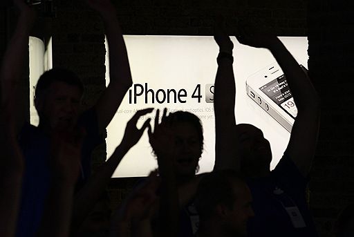 14.10.2011 Смартфон iPhone 4S поступил в продажу. Многие расценивают покупку этого телефона как дань памяти бывшему главе Apple Стиву Джобсу