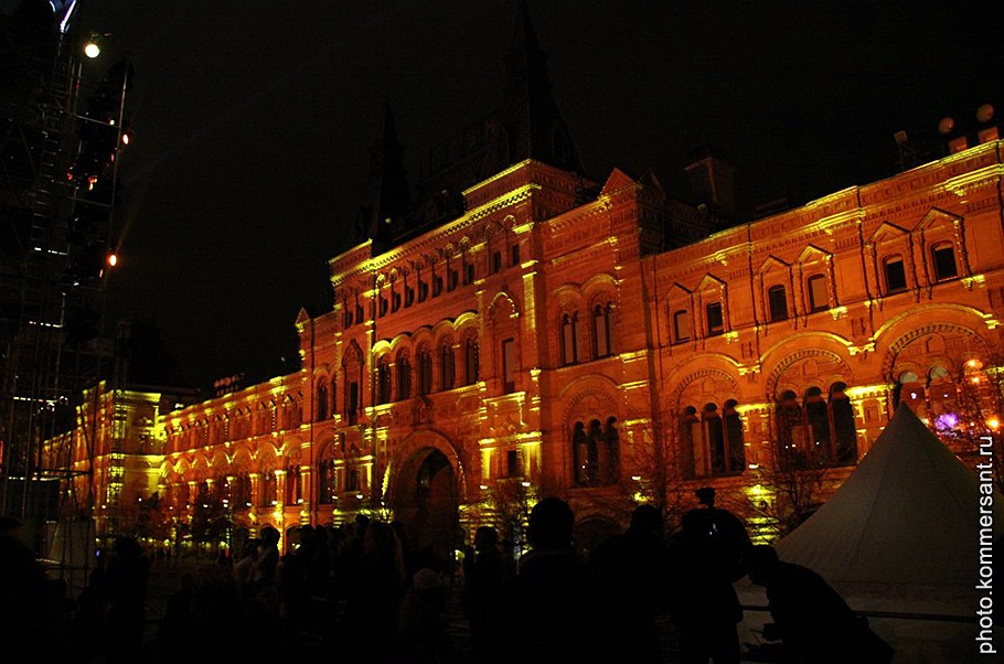 21-23 октября в Москве прошел первый международный фестиваль света. Более 300 мультимедийных и световых инсталляций было показано на главных архитектурных зданиях столицы