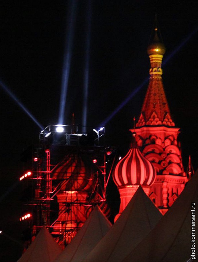 21-23 октября в Москве прошел первый международный фестиваль света. Более 300 мультимедийных и световых инсталляций было показано на главных архитектурных зданиях столицы