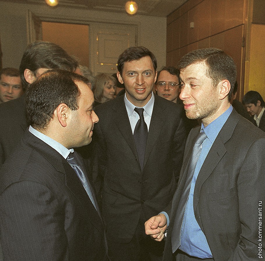 Слева направо: Евгений Швидлер, Олег Дерипаска и Роман Абрамович. 2001 год