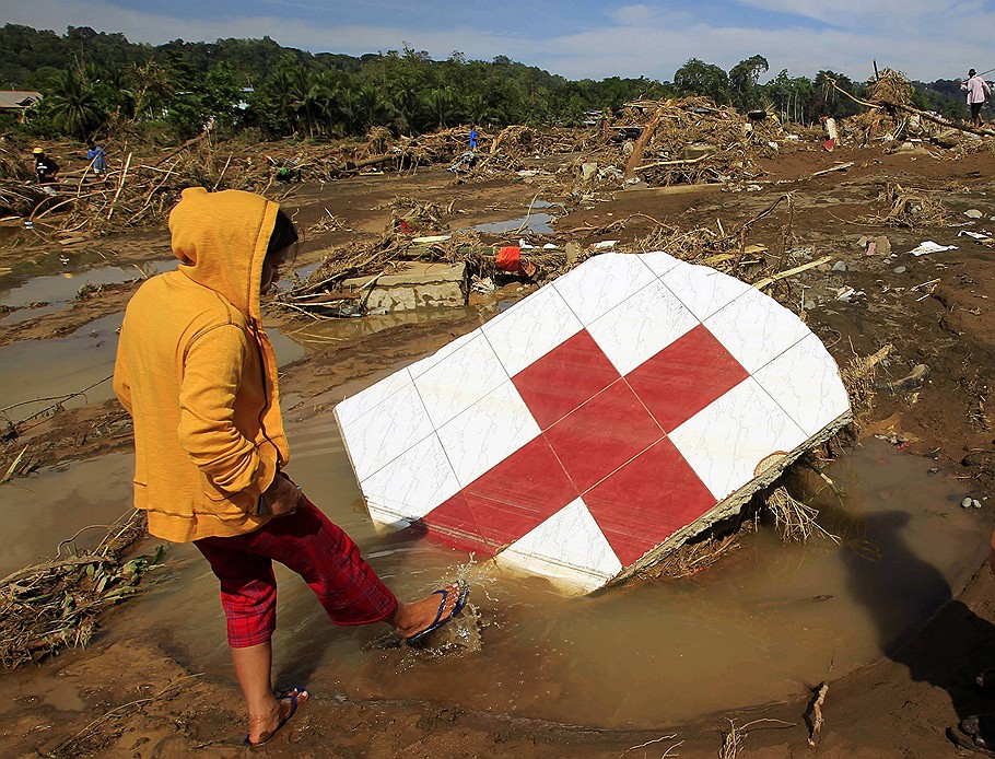 19.12.2011 Число погибших в результате наводнения на Филиппинах превысило 650 человек. Потоки воды разрушают города и смывают деревни