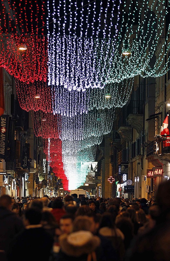Города мира облачились в праздничный наряд. В период празднования Рождества и Нового года улицы украшаются елками и гирляндами