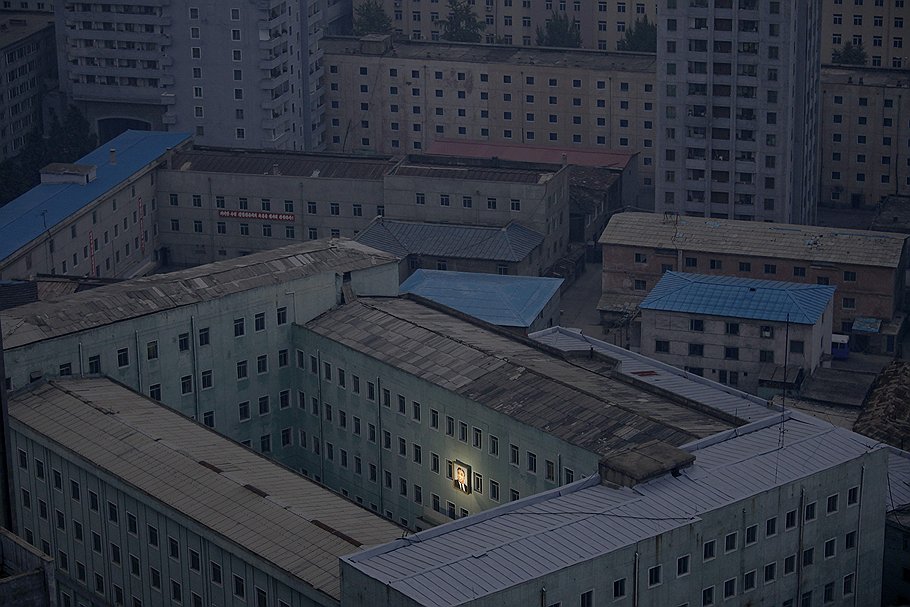 Номинация &quot;Повседневная жизнь&quot;. Изображение первого северокорейского президента Ким Ир Сена на стене. Автор фото: Дамир Саголж, Босния и Герцеговина