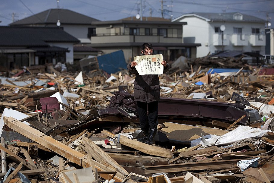 Первый приз в номинации &quot;People in the News Stories&quot;. Последствия цунами в Японии. Автор фото: Ясуеси Чиба, Япония