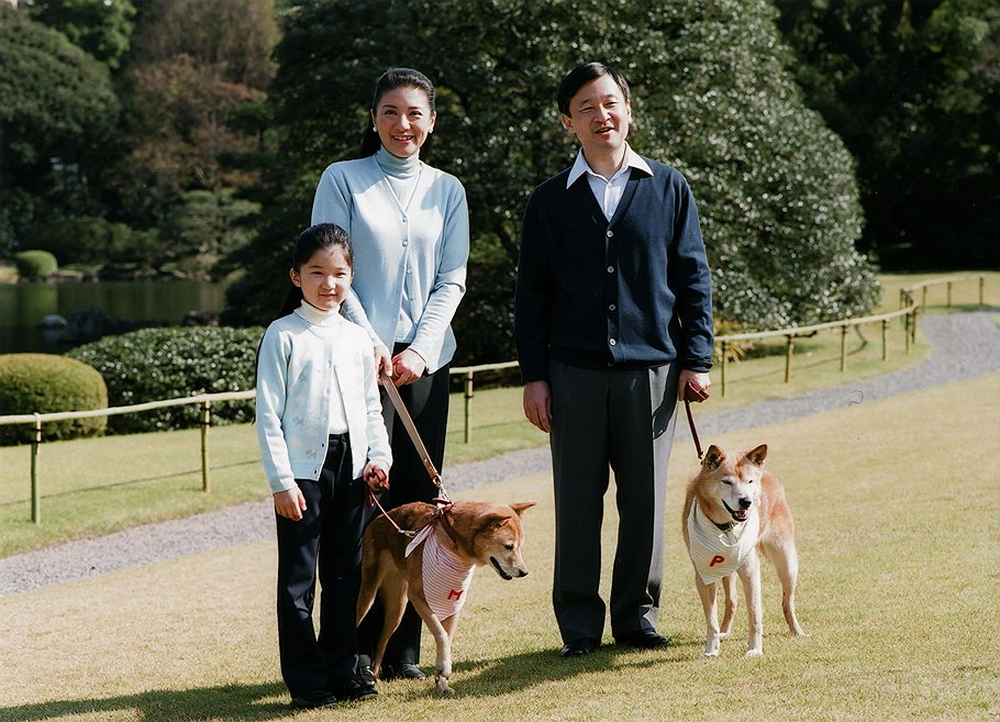 Принц Японии Нарухито, принцесса Масако и их дочь Айко с домашними питомцами
