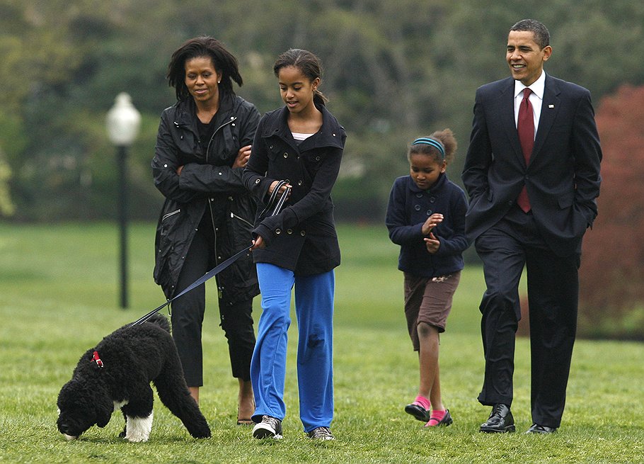Барак Обама с семьей и собакой Бо