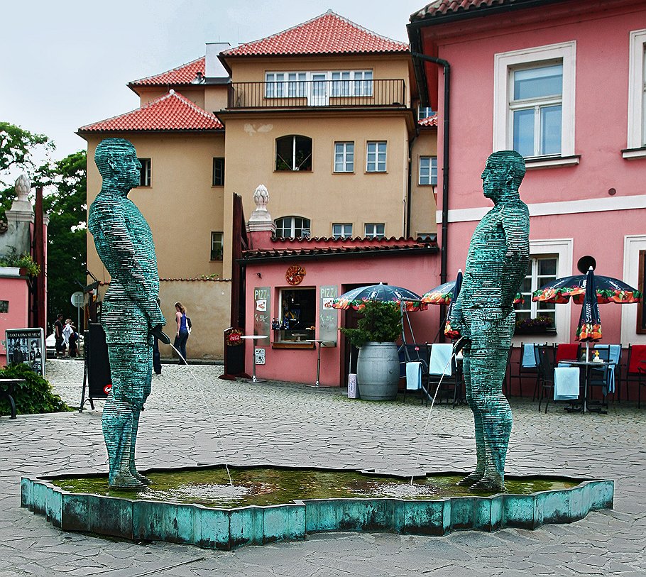 Памятник писателю Францу Кафке. Прага
