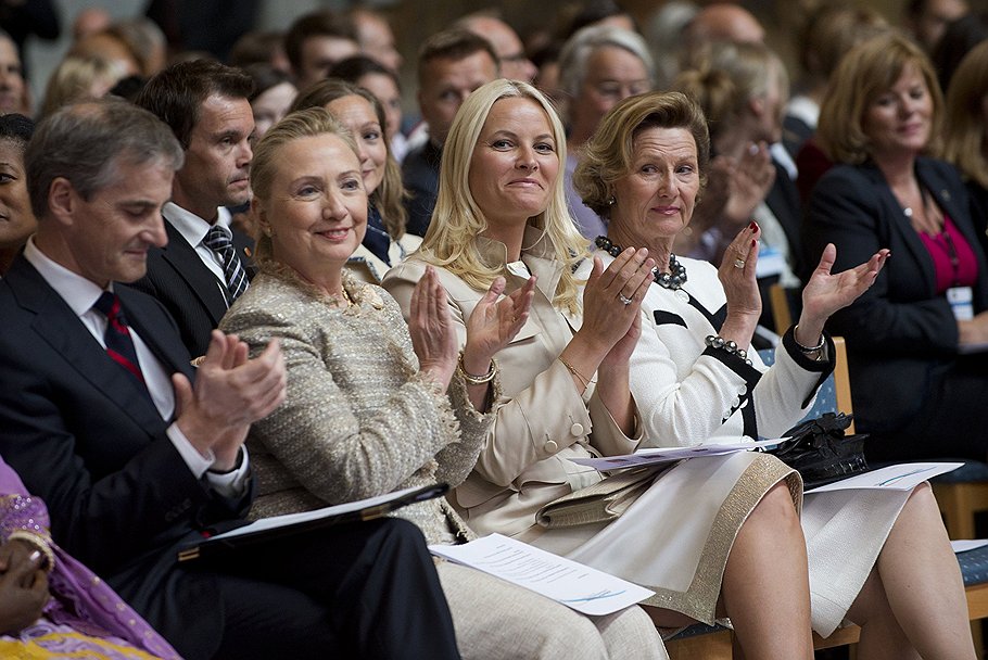 Слева направо: глава МИД Норвегии Йонас Гар Стере, госсекретарь США Хиллари Клинтон, кронпринцесса Норвегии Метте-Марит и королева Норвегии Соня