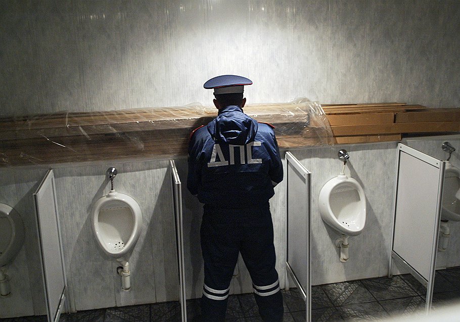 Сотрудник ДПС в общественном туалете

Москва, октябрь 2004
