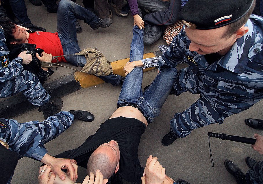 Лидер движения &quot;Левый фронт&quot; Сергей Удальцов (в центре) во время задержания после проведения акции в защиту Химкинского леса 
г. Химки, май 2011

