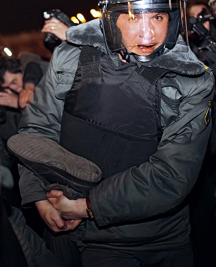 Сотрудники правоохранительных органов во время задержания митингующих на Триумфальной площади
Москва, декабрь 2011
