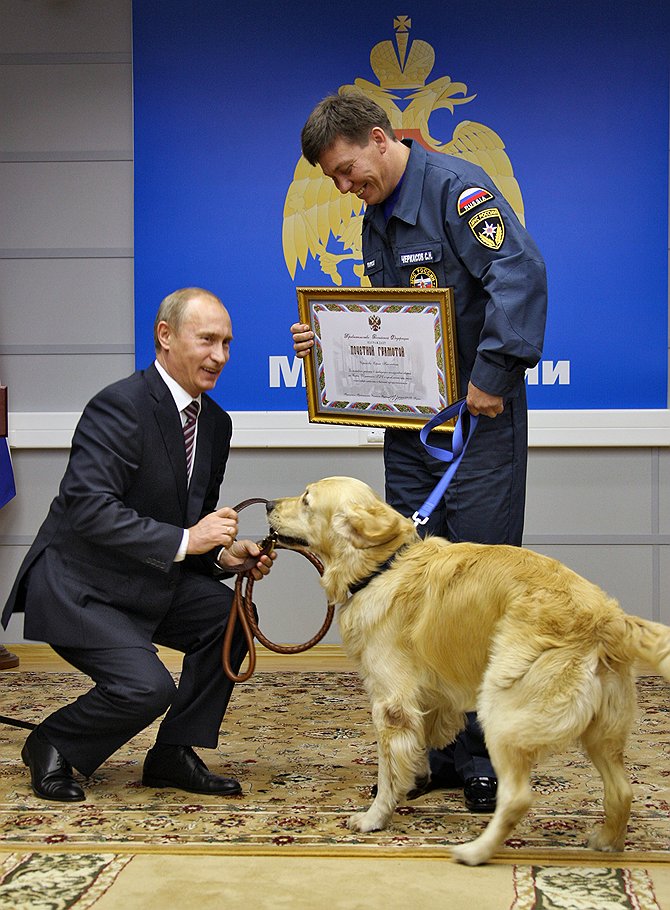 Владимир Путин во время награждения сотрудников МЧС России