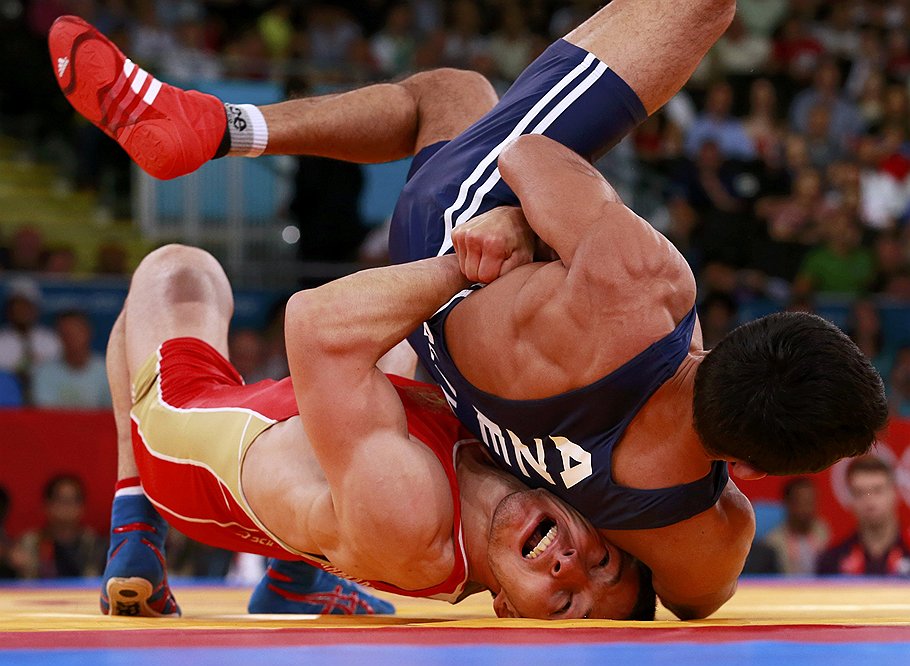 Заур Курамагомедов (в красном), греко-римская борьба, до 60 кг, бронзовая медаль