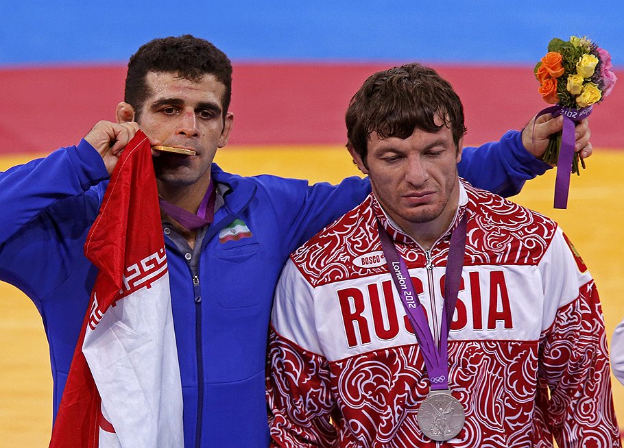 Рустам Тотров (справа), греко-римская борьба, до 94 кг, серебряная медаль