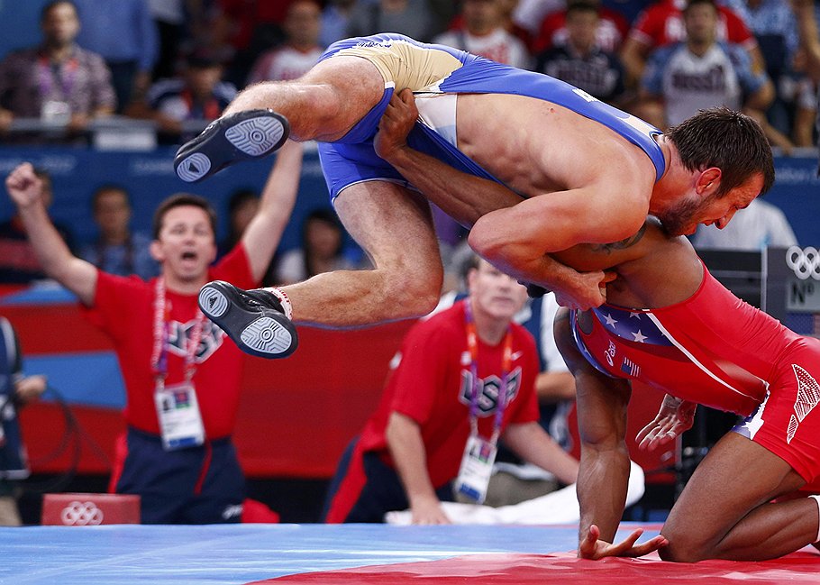 Денис Царгуш (в синем), вольная борьба, до 74 кг, бронзовая медаль