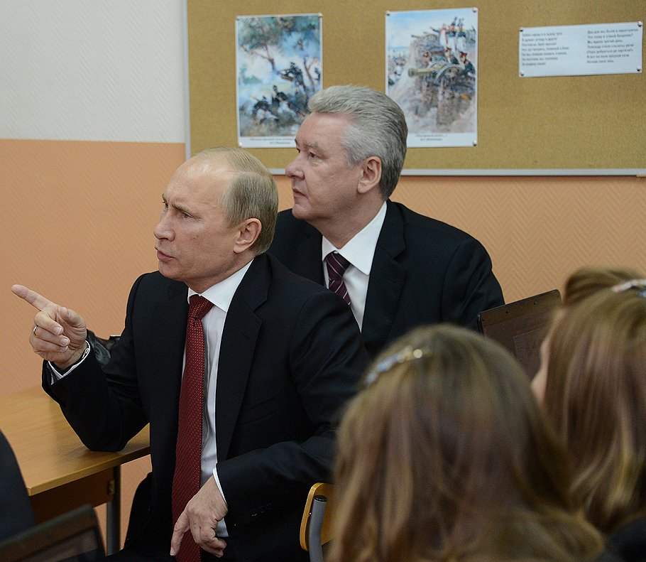 Владимир Путин и Сергей Собянин во время посещения московской гимназии №1519.