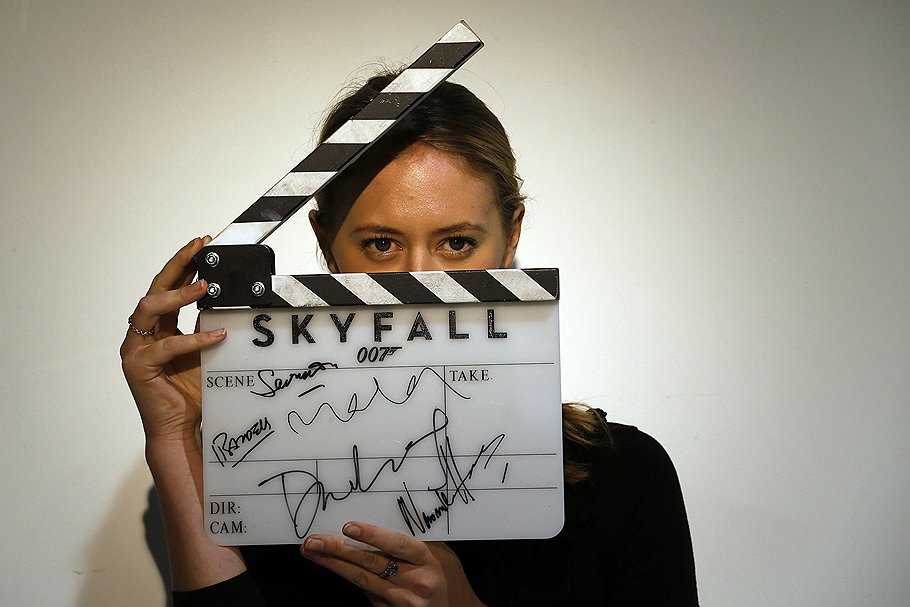 Сотрудница киностудии с хлопушкой последнего фильма о Джеймсе Бонде &quot;Координаты &quot;Скайфолл&quot;