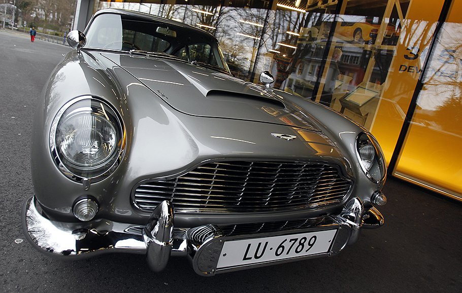 Один из самых известных автомобилей ХХ века 1964 Aston Martin DB5, выпущенный специально для съемок киносерий про агента 007 Джеймса Бонда &quot;Голдфингер&quot; и &quot;Шаровая молния&quot; с Шоном Коннери в главной роли