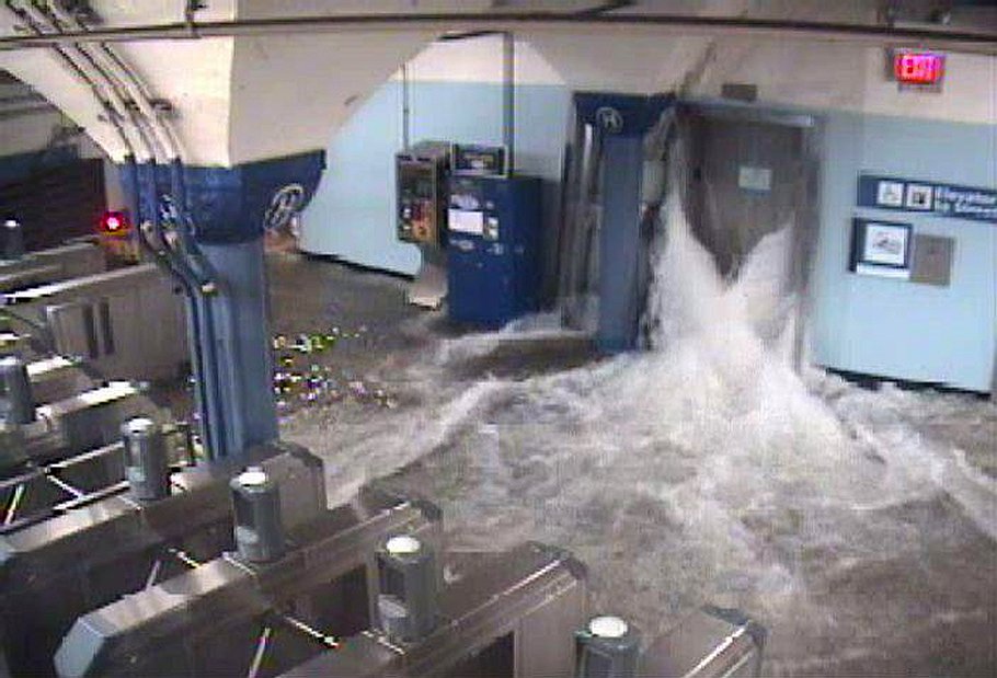 В Нью-Йорке оказались полностью затоплены семь линий метрополитена. По словам мэра Нью-Йорка Майкла Блумберга, уровень воды в районе Бэттери-парка поднялся почти на четыре метра

