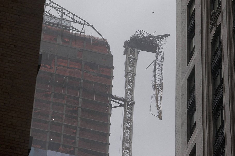 На Манхэттене резкие порывы ветра сломали стрелу крана, строившего небоскреб. На одной из улиц этого района Нью-Йорка рухнул фасад дома 
