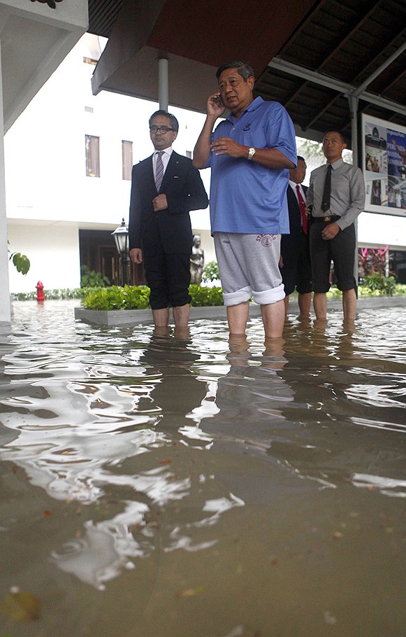 Из-за наводнения подтопило и президентский дворец в Джакарте. На фото президент Индонезии Сусило Бамбанг Юдойоно (в центре)