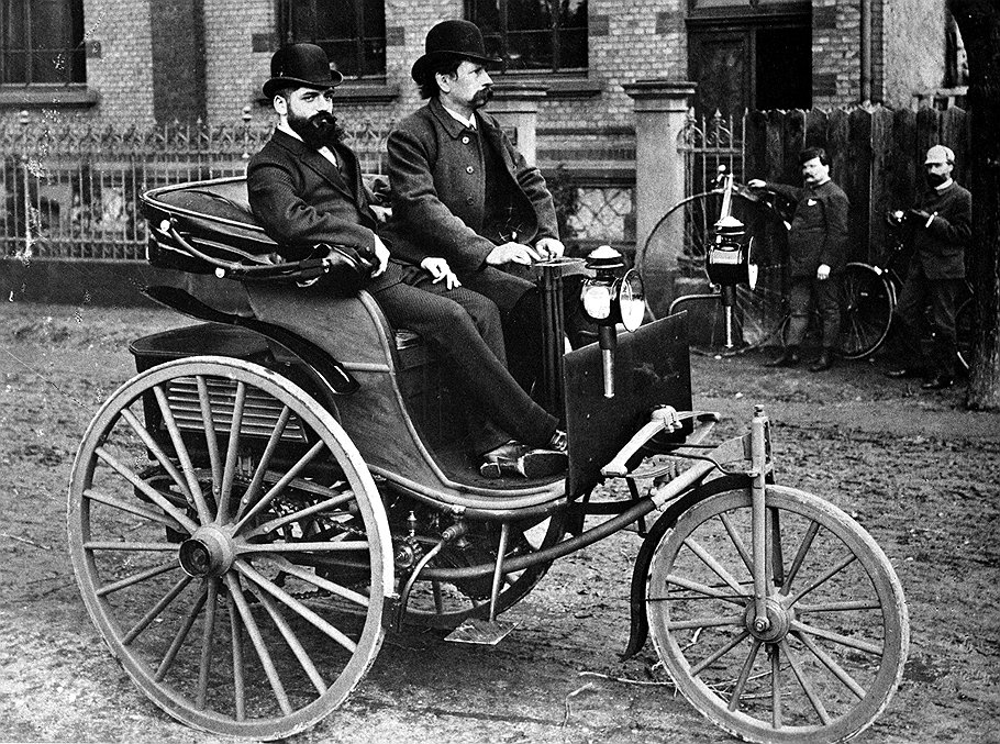 Карл Бенц (справа) за рулем первого в мире автомобиля. Октябрь 1885 года