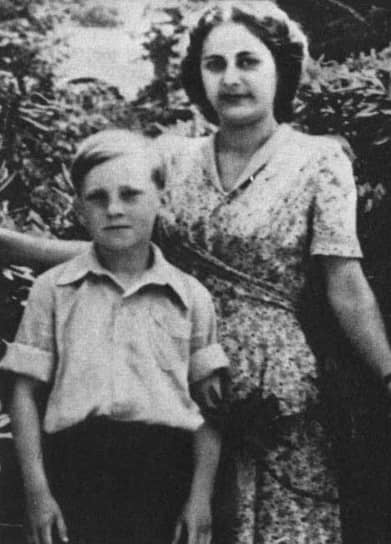 По воспоминаниям родных и друзей, Владимир Высоцкий был добрым ребенком, очень любившим свою маму, с которой жил до 1947 года, а затем переехал к отцу и его второй жене (на фото) в Германию, где служил отец