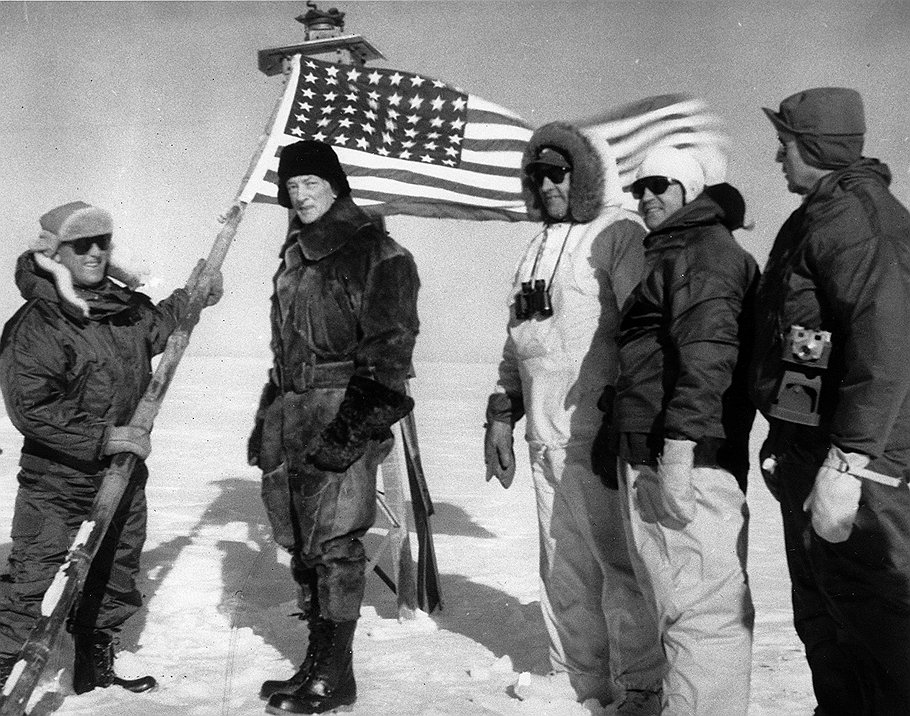 Ричард Ивлин Бэрд, первым совершивший полет над Южным полюсом, с членами американской антарктической экспедиции устанавливают флаг США в районе американской исследовательской базы Литл-Америка 1 