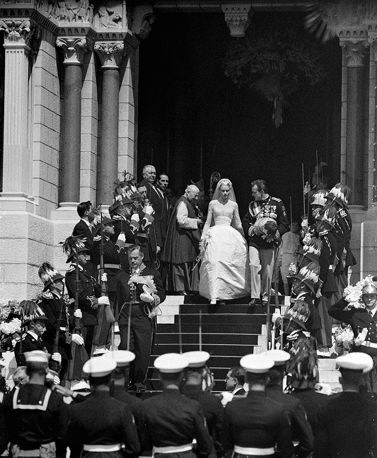 Принц Монако Ренье III и его жена актриса Грейс Келли после свадебной церемонии