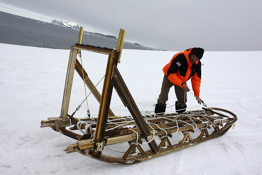 Тестирование сделанной из золотых картинных рам повозки на британской исследовательской базе в Антарктиде