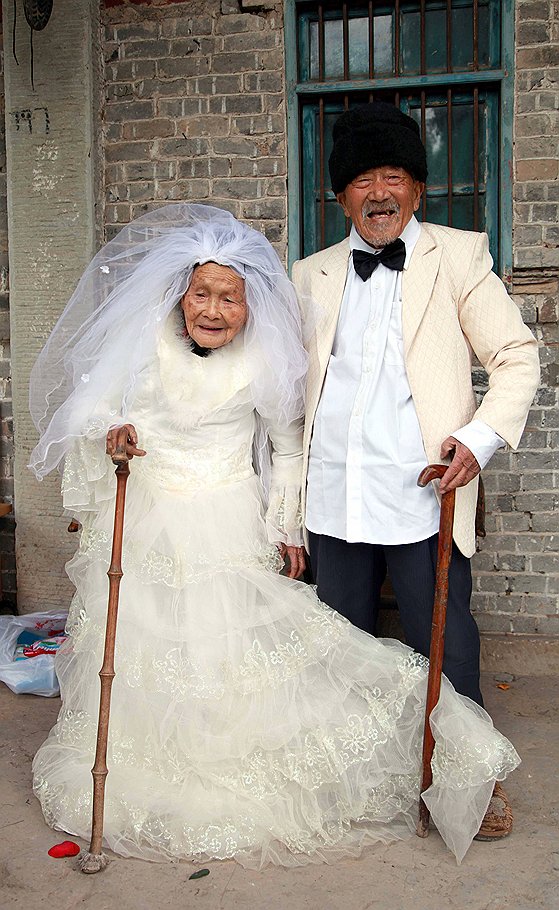 101-летний жених и 103-летняя невеста в провинции Сычуань в Китае