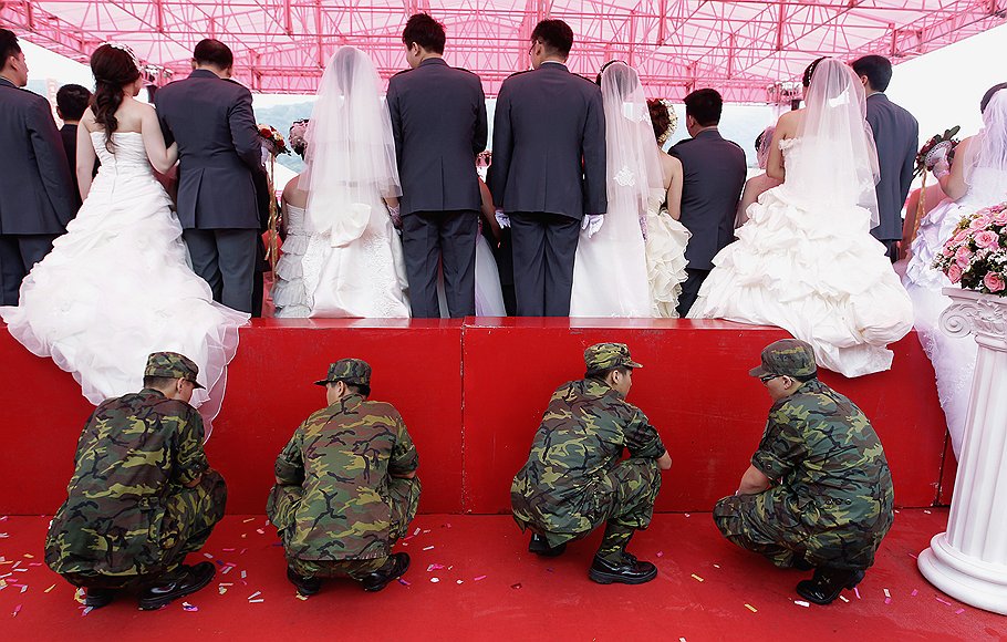 Солдаты следят за безопасностью проведения свадебной церемонии в Китае