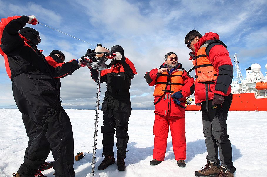 Представители Hyundai Engineering and Construction Co., входящие в состав южнокорейской экспедиции, работающей над созданием второй исследовательской базы страны в Антарктике