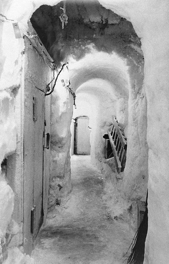 Тоннель к советской станции &quot;Пионерская&quot;, располагавшейся под снегом, толщина которого достигала 8 метров